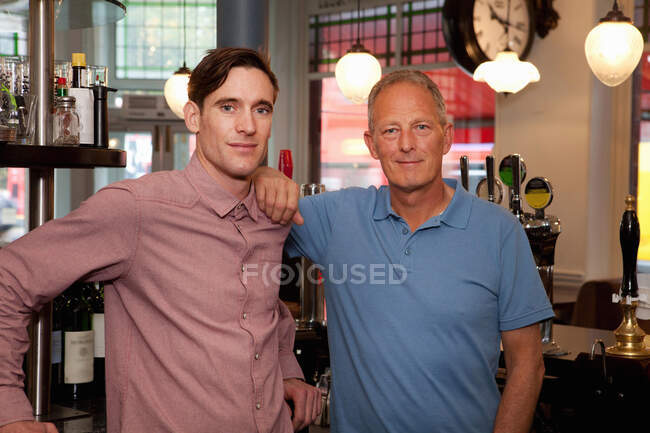 Vater und Sohn in Bar — Stockfoto