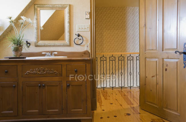 Badezimmer im Obergeschoss eines Wohnhauses im kanadischen Landhausstil, das 2002 erbaut wurde, um alt auszusehen, Lanaudiere, Quebec, Kanada. Dieses Bild ist Eigentum freigegeben. PR0142 — Stockfoto
