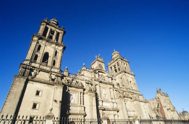 Vista en ángulo bajo de la catedral en la ciudad de México - foto de stock