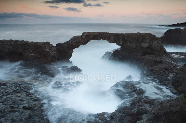 Waves washing over rocks — Stock Photo