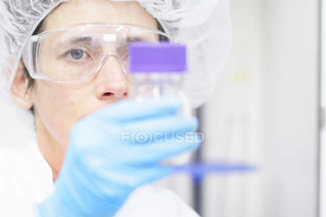 Scientist examining jar in lab — Stock Photo