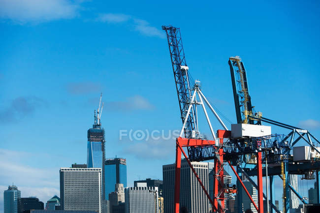 Gru e grattacieli per container — Foto stock