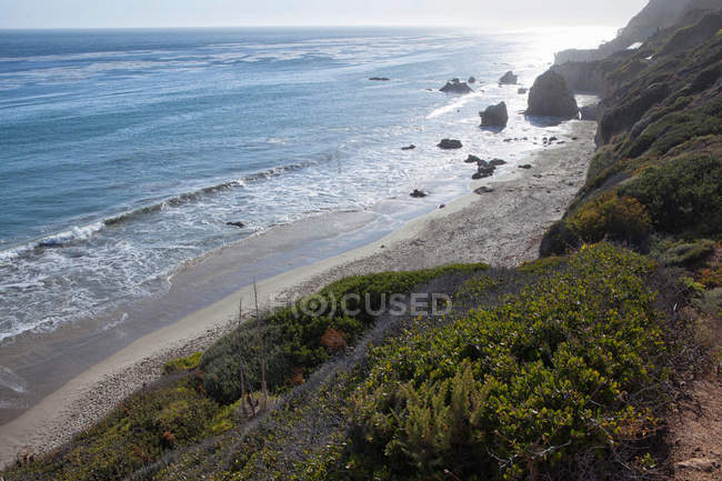 Pequena praia de areia na costa rochosa — Fotografia de Stock