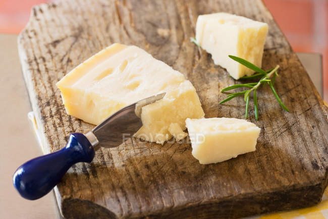 Faca de parmesão e queijo — Fotografia de Stock