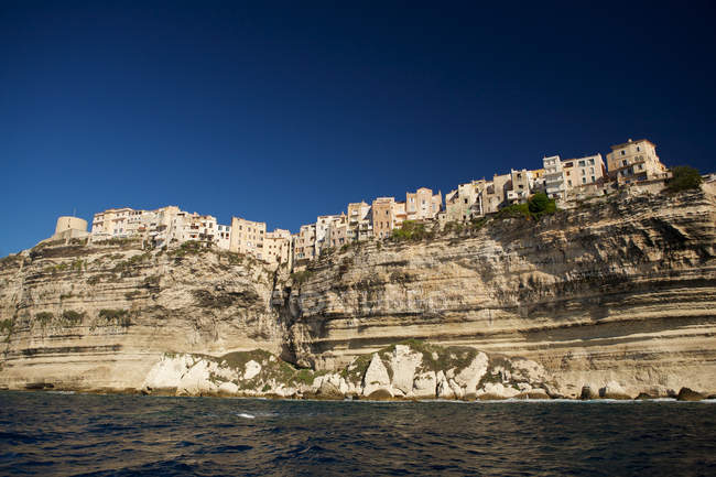 Містечка Боніфаціо на краю скелі — стокове фото