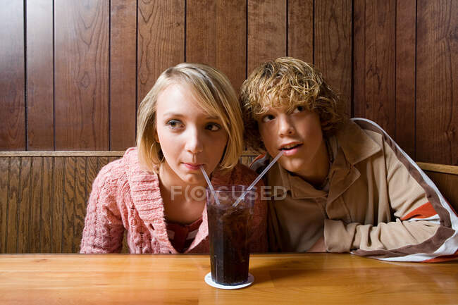 Coppia di adolescenti che condivide una bibita analcolica — Foto stock