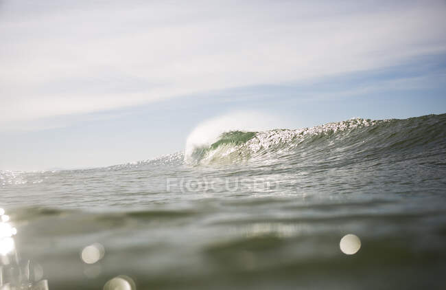 Морские волны в воде — стоковое фото