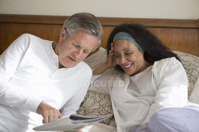 Seniorenpaar entspannt im Bett — Stockfoto