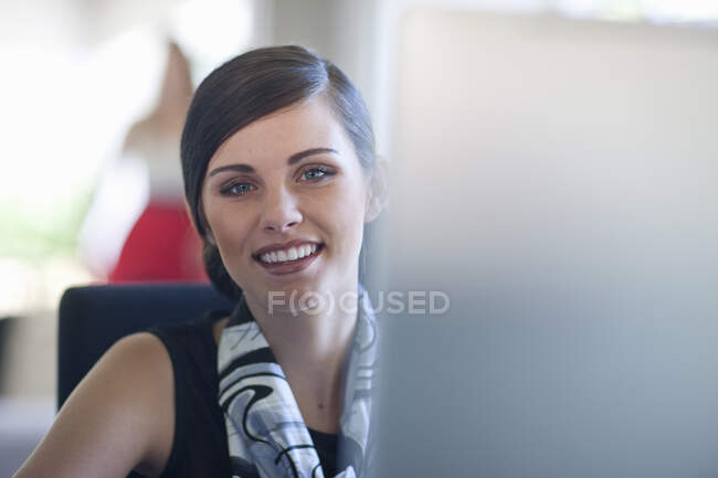 Молода жінка працівник офісу за комп'ютером — стокове фото