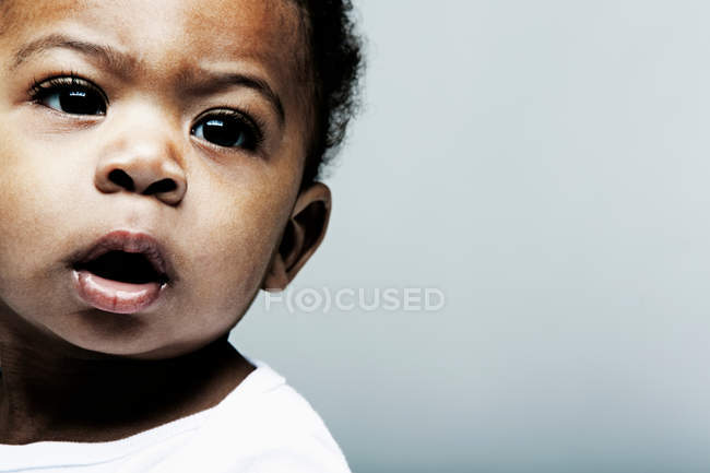 Portrait de bébé garçon détournant les yeux — Photo de stock