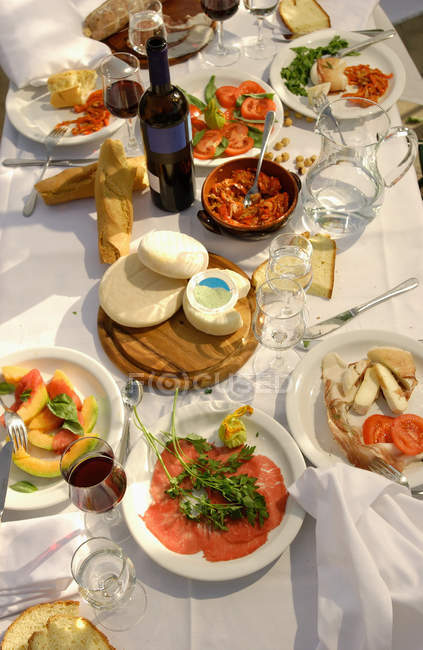 Almuerzo mediterráneo servido al aire libre - foto de stock