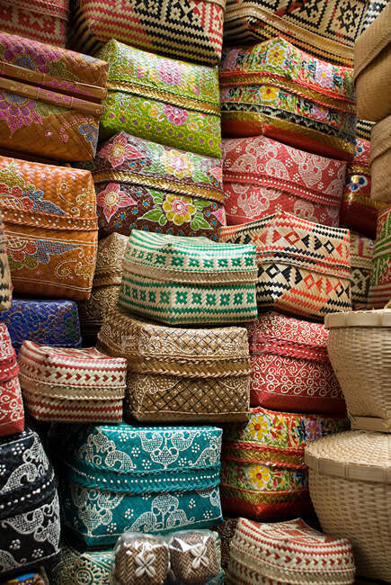 Coloridos bolsos tejidos hechos a mano para la venta - foto de stock