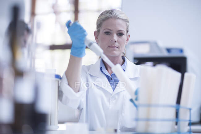 Cape Town, South Africa, young female inserting in tube in laboratory — Stock Photo