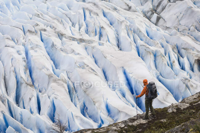 Man by Grey Glacier près de Campamento Los Guardas, Parc national Torres del Paine, Chili — Photo de stock