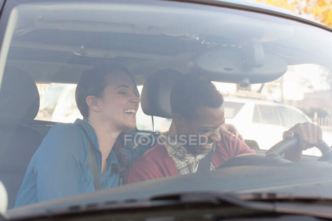 Jeune couple en voiture — Photo de stock