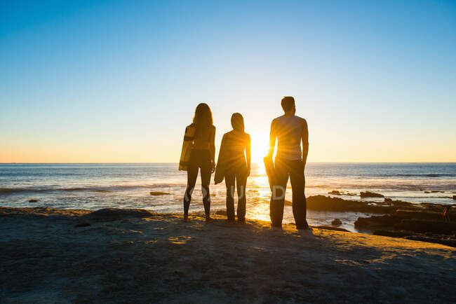 Tres personas en Windansea Beach, La Jolla, California - foto de stock