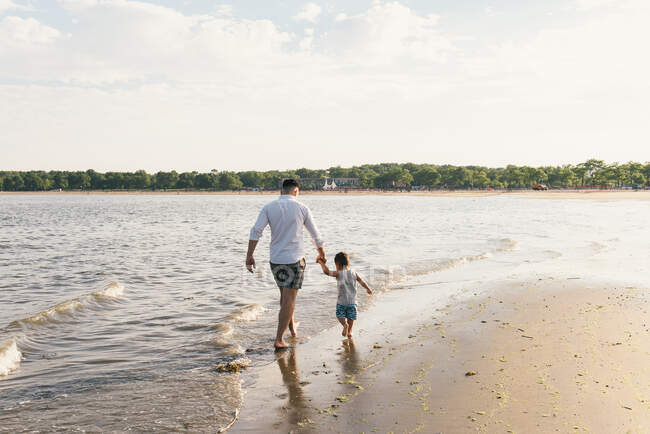 Молодая пара прогуливаясь по пляжу — стоковое фото