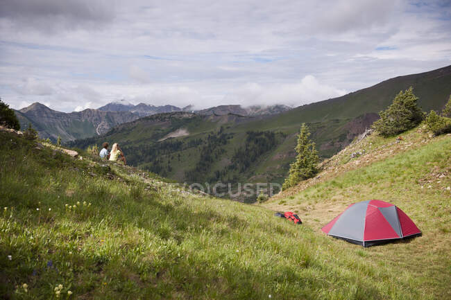 Paar zeltet in der Nähe von Paradise Divide in den West Elk Mountains, Crested Butte, Colorado, USA — Stockfoto