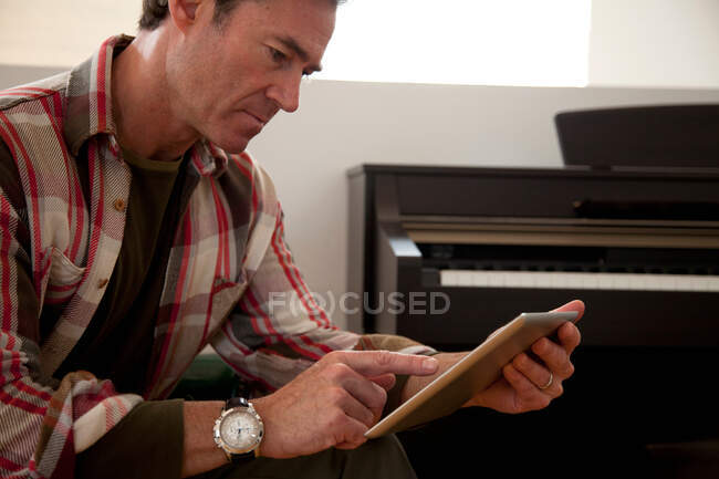 Літній чоловік використовує планшетний комп'ютер — стокове фото