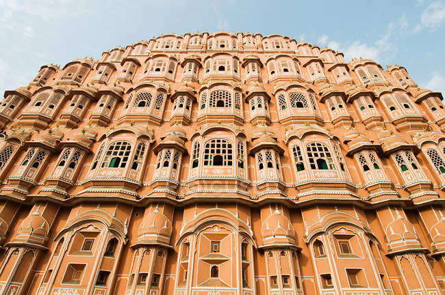 Vista angolo basso di Hawal Mahal contro cielo blu, India — Foto stock