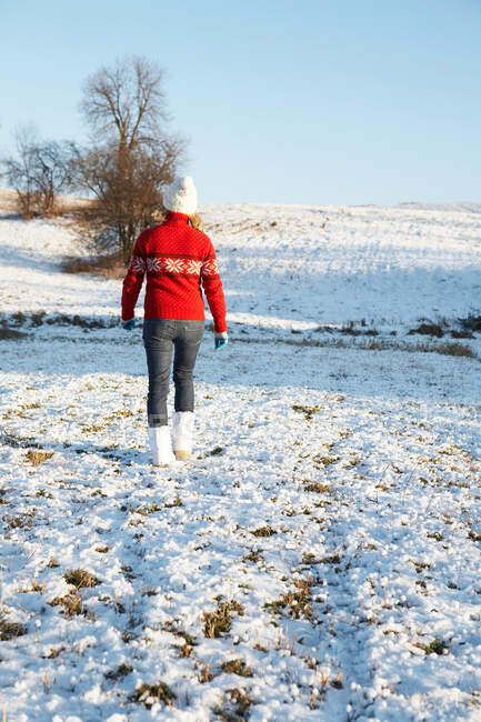 Mulher andando em chão nevado — Fotografia de Stock