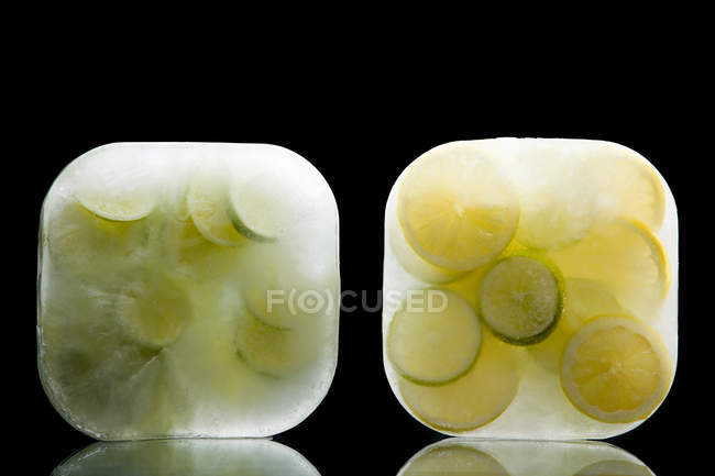 Frozen limes and lemons — Stock Photo