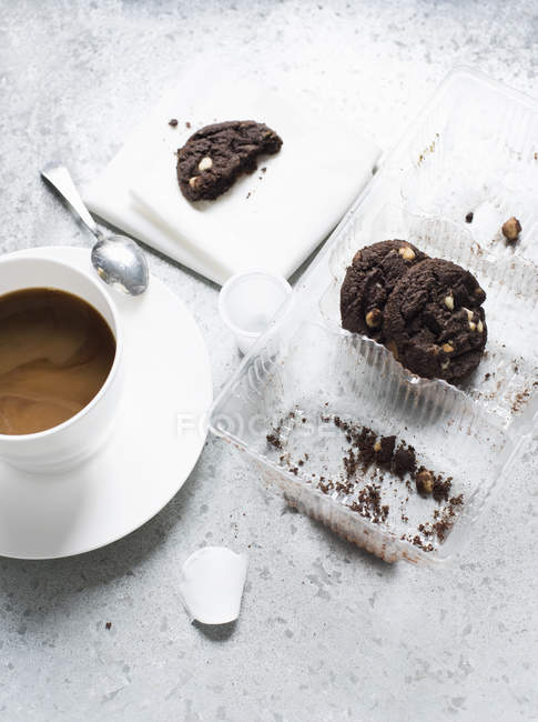 Draufsicht auf Tasse Kaffee und Schokoladenkekse — Stockfoto