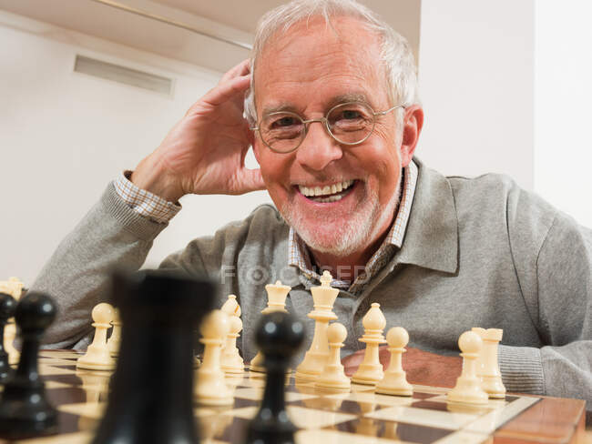 Senior homme jouant aux échecs — Photo de stock