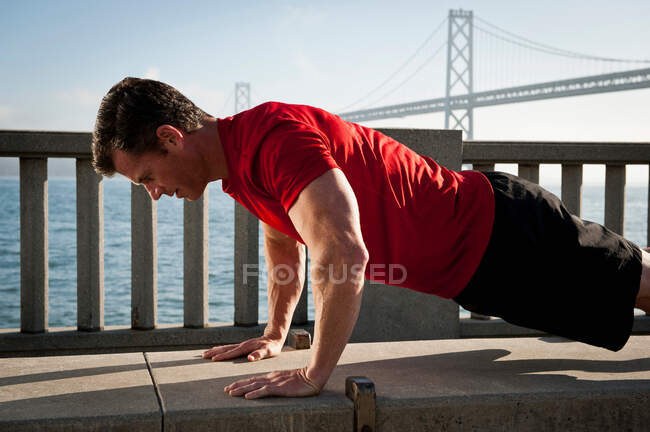 Man exercising on city street — Stock Photo