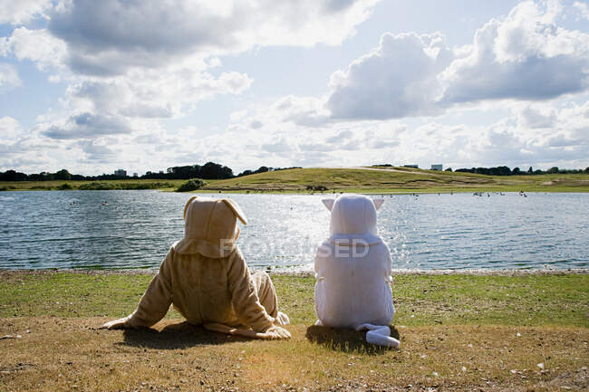 Persone in costume vicino al lago — Foto stock