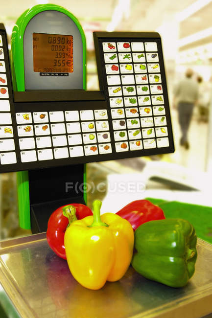 Овочі ціни в міському супермаркеті — стокове фото