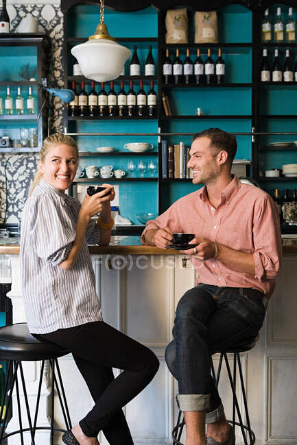 Couple at coffee bar — Stock Photo