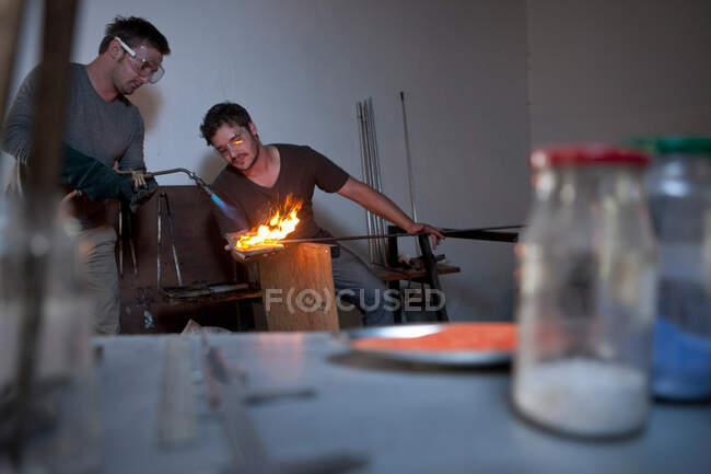 Deux hommes travaillant dans une usine de verre — Photo de stock