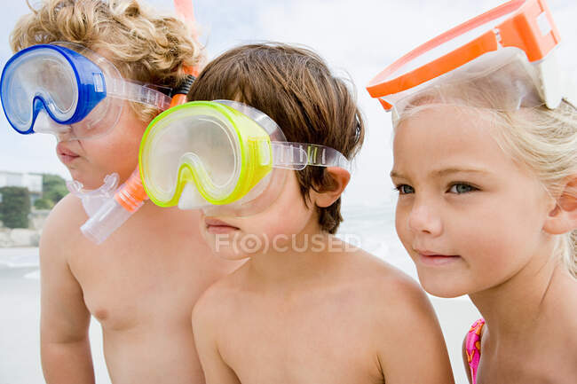 Niños con máscaras de buceo - foto de stock