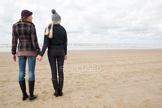 Femmes tenant la main par la mer — Photo de stock