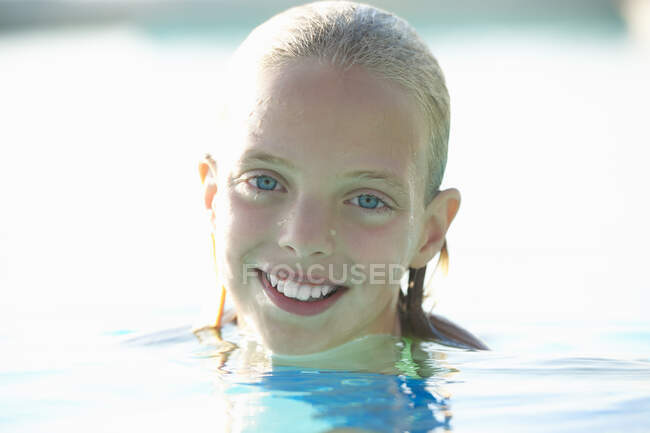 Portrait of blue eyed girl in swimming pool, Buonconvento, Tuscany, Italy — Stock Photo