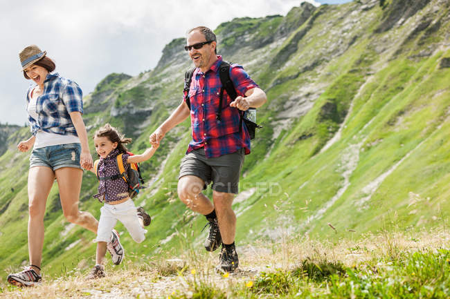 Parents with daughter hiking in Tyrol, Austria — Stock Photo