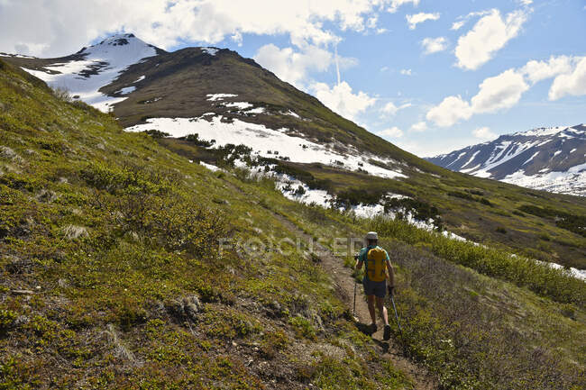 Alpinista feminina caminhando subida, visão traseira, Parque Estadual Chugach, Ancoragem, Alasca, EUA — Fotografia de Stock