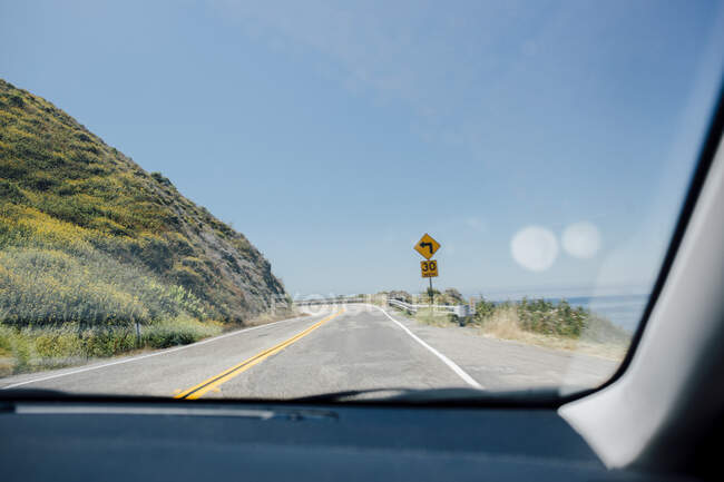 Viaje por carretera en las montañas - foto de stock