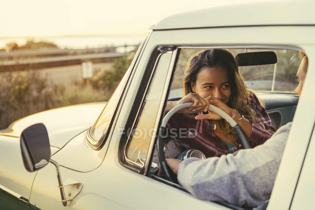Romantic couple in pickup truck at Newport Beach, California, USA — Stock Photo
