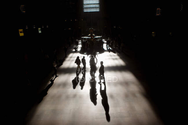 People in train station, silhouette — Stock Photo