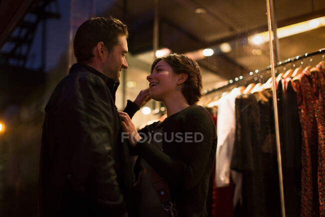 Couple parlant dans la rue de la ville la nuit — Photo de stock