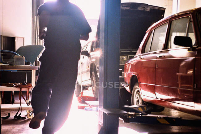 Mechanic running in garage — Stock Photo