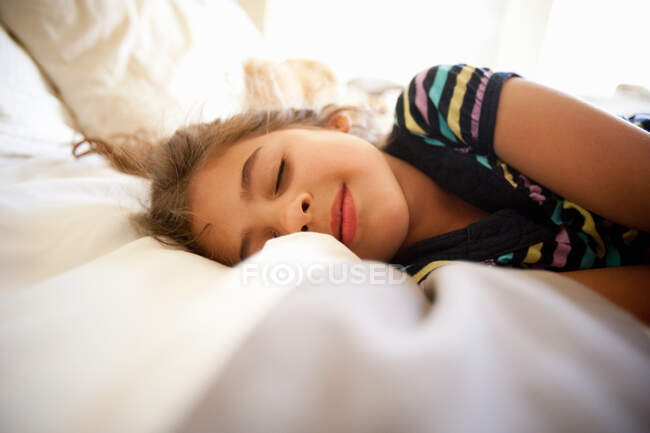 Девушка спит в постели — стоковое фото