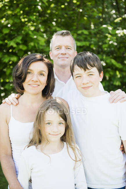 Retrato de familia con dos hijos - foto de stock
