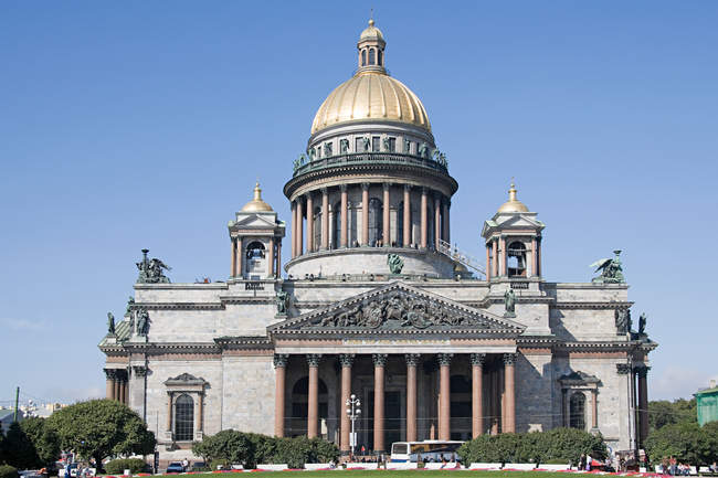 Vista frontal de la catedral de San Isaac en San Petersburgo, Rusia - foto de stock