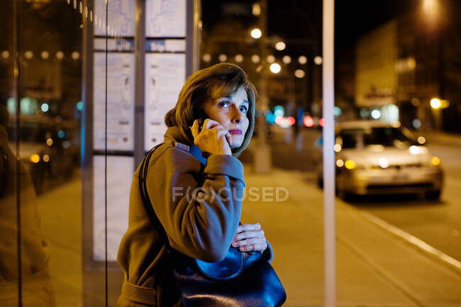 Frau an Bushaltestelle — Stockfoto