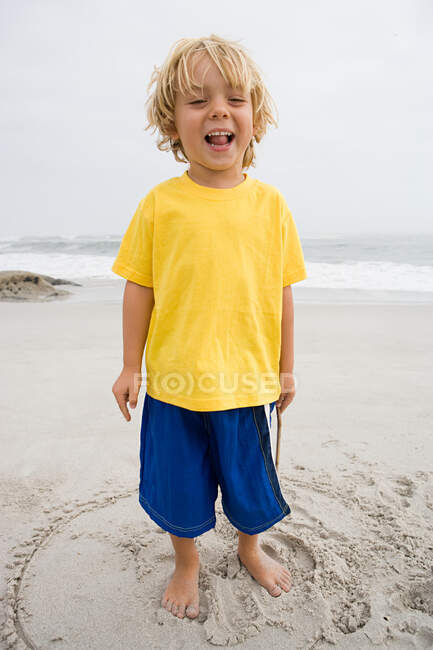 Счастливый мальчик на пляже — стоковое фото
