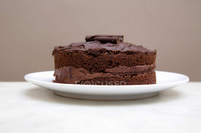 Pastel de chocolate en el plato - foto de stock