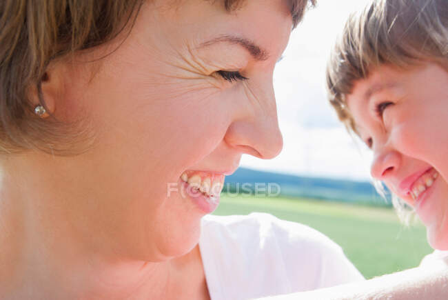Madre e hija riendo - foto de stock